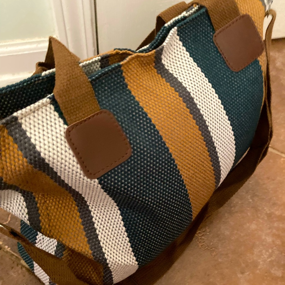NWOT~Stylish Striped Tote bag – Spacious Crossbody/Durable & Versatile Handbag - Picture 5 of 7